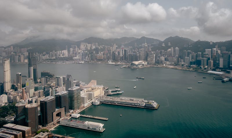 香港2026年1月出口升33.8%：搶出口效應背後，中小企和投資者該怎麼看？